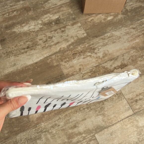 💋Cute makeup bag💋   - Picture 2 of 2